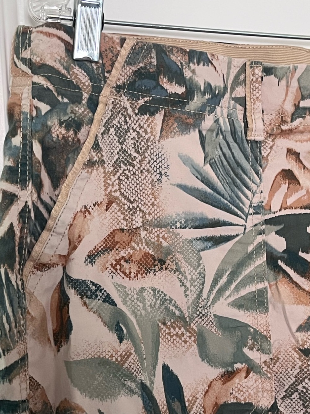Chico’s Women’s Tropical Print Capri cargo Pants - Beige/Green. Sz 14/16 - Picture 4 of 9